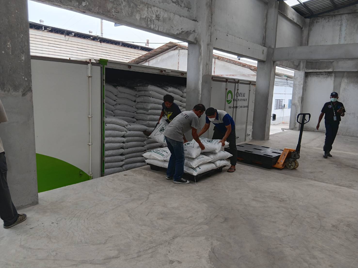 ขนถ่ายสินค้าในคลังสินค้า - OMYAI TRANSPORT บริการขนส่งสินค้าคุณภาพ Q Mark
