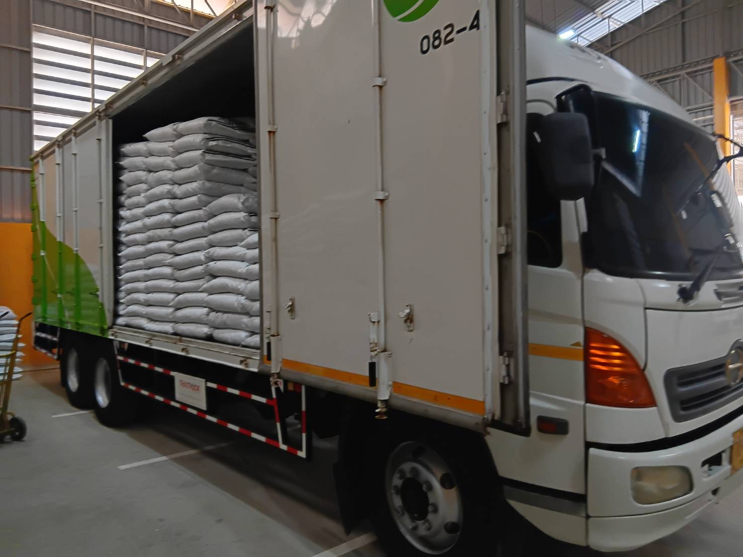 ขนส่งถุงวัตถุดิบขนาดใหญ่ - OMYAI TRANSPORT บริการขนส่งสินค้าคุณภาพ Q Mark